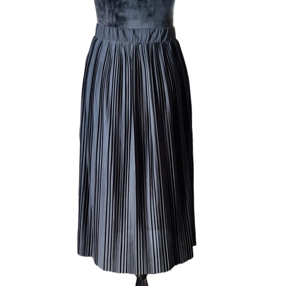 H&M Black Pleated Accordion Skirt - Size XS - Picture 5 of 7